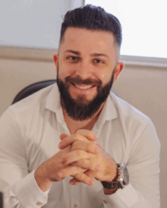 Psicólogo Tiago com blusa branca - psicologo em brasília - terapia online e presencial - tiago araújo crp17591df
